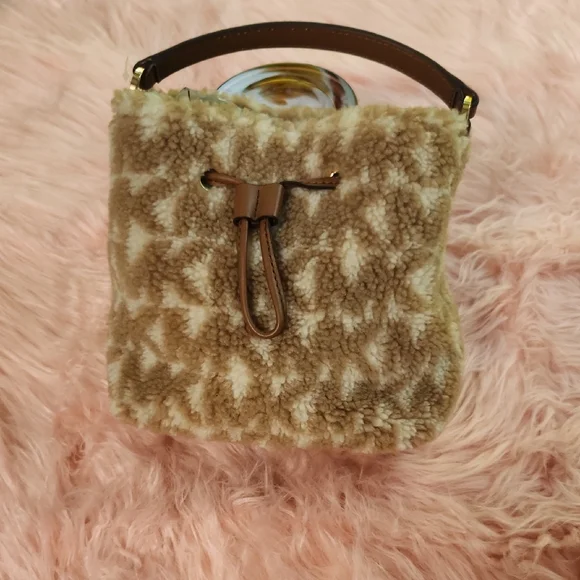 Elegant Tan Shearling Mini Bag MICHEAL KORS - Picture 1 of 2